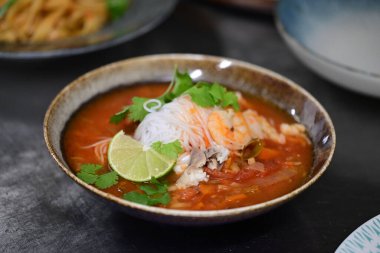 Çin çorbasını ve Asya yemeklerini kapatın.