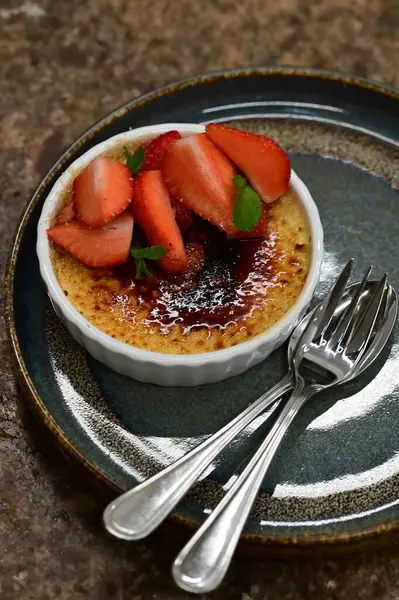 Çilekli bir tatlının yakın plan fotoğrafı. Tabağında çilek var.