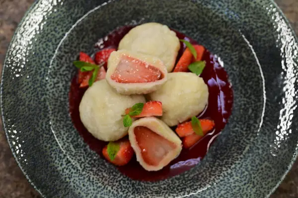 Çilek reçeli ve nane yaprağıyla lezzetli hamur köfteleri.