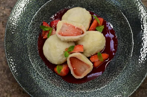 Çilek reçeli ve nane yaprağıyla lezzetli hamur köfteleri.