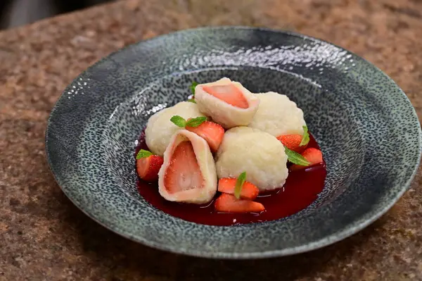 Çilek reçeli ve nane yaprağıyla lezzetli hamur köfteleri.