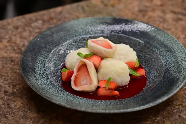 Çilek reçeli ve nane yaprağıyla lezzetli hamur köfteleri.