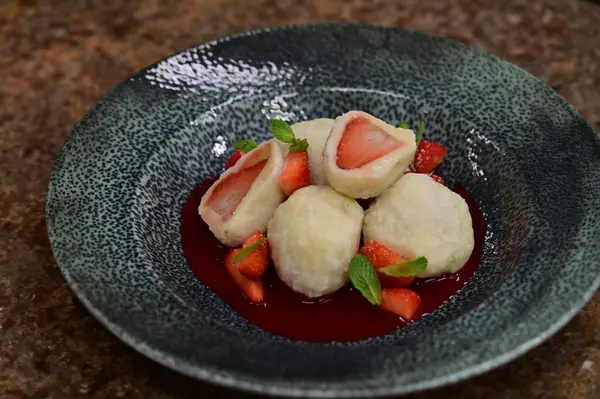 Çilek reçeli ve nane yaprağıyla lezzetli hamur köfteleri.