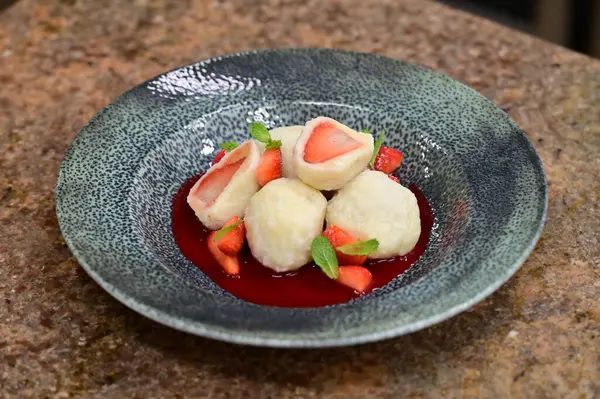 Çilek reçeli ve nane yaprağıyla lezzetli hamur köfteleri.