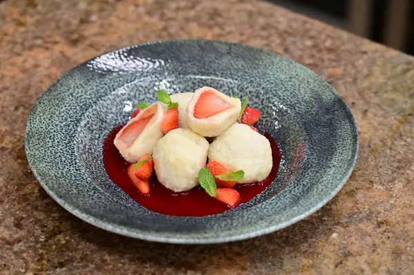 Çilek reçeli ve nane yaprağıyla lezzetli hamur köfteleri.