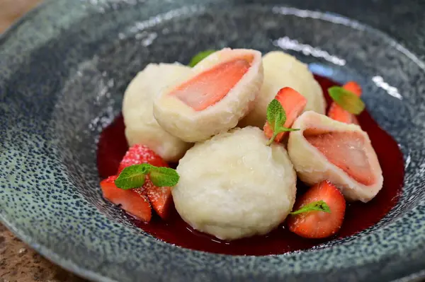 Çilek reçeli ve nane yaprağıyla lezzetli hamur köfteleri.