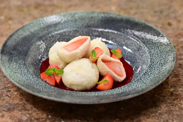 Çilek reçeli ve nane yaprağıyla lezzetli hamur köfteleri.