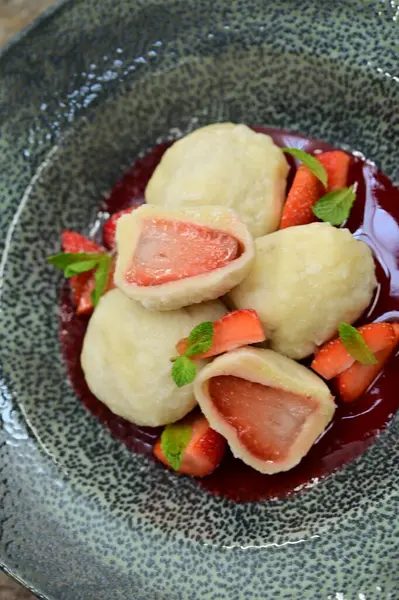 Çilekli ve çilekli lezzetli hamur tatlısı.