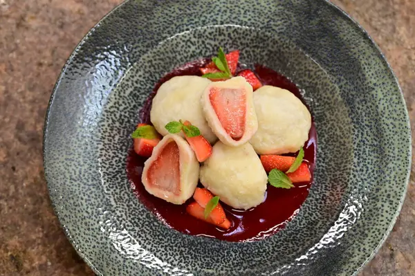 Çilekli ve kremalı lezzetli börekler.