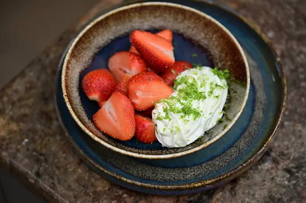 Çilekli taze krema, nane ve dondurma.