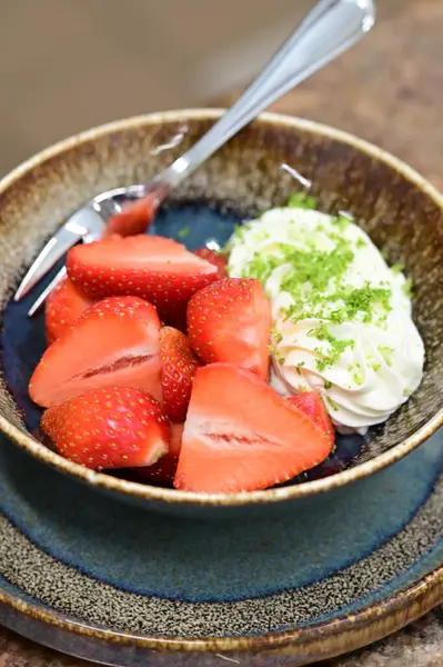 Çilek ve kivi salata