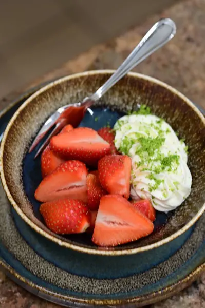 Kremalı ve naneli çilekli tatlı..