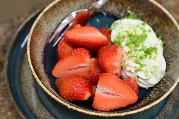 Çilekli ve naneli dondurma.