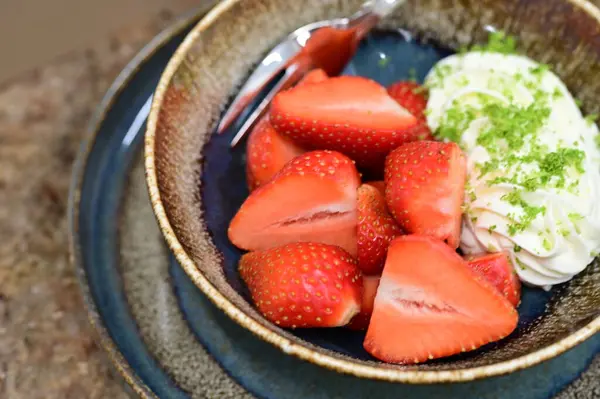 Krem şantili ve naneli çilekli tatlı.