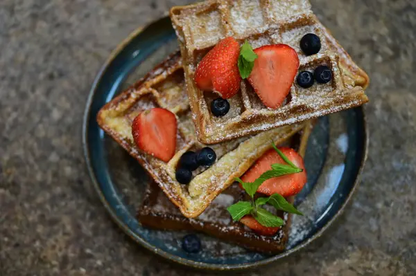 Yabanmersinli ve ahududulu Belçika waffleları