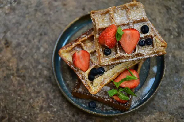Taze yaban mersini ve çikolata soslu Belçika waffleları.