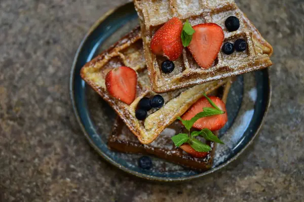 Çilekli ve yaban mersinli waffle..