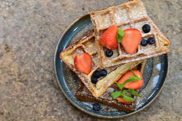 Waffle çilek ve çikolata ile