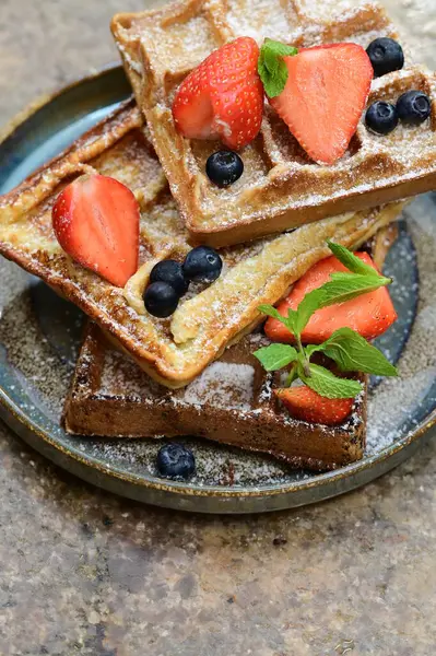 Renkli çan biberlerinin üst görüntüsü. İçi öğütülmüş et, pilav ve karışık sebzelerle doldurulmuş. Seramik bir fırın kabına dizilmiş.. 