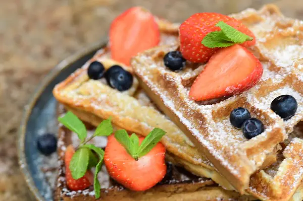 Yaban mersinli ve çilekli lezzetli waffle.