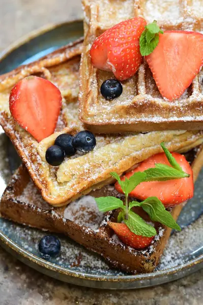 Taze yaban mersinli ve çilekli lezzetli waffle 'lar.