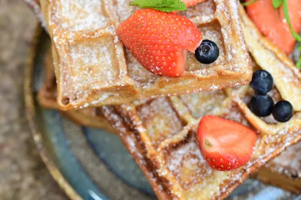 Taze meyve ve çilekli waffle.