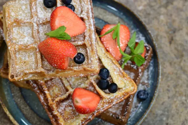 Çilek ve krema ile Belçika waffle