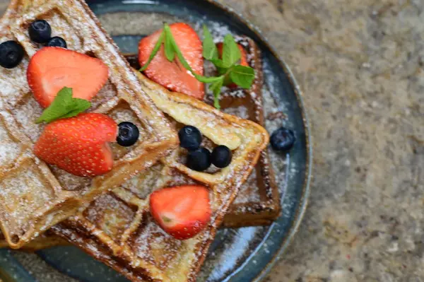 Taze meyveli waffle.