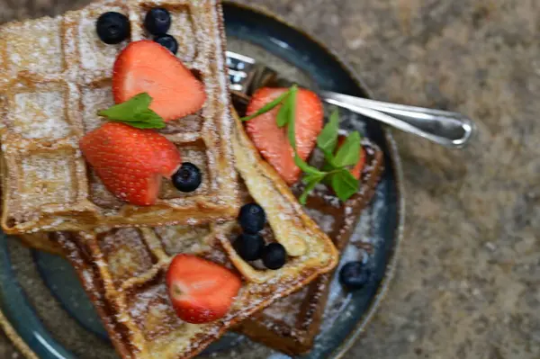 Taze çilek ve kremalı waffle..