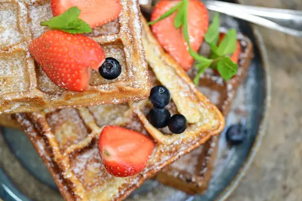 Taze çilek ve yaban mersinli waffle.