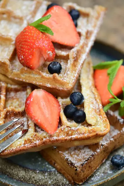 Böğürtlenli ve çikolatalı Belçika waffle 'ı.