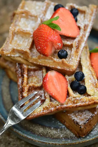 Yabanmersinli Belçika Waffle 'ı ve pudra şekeri.