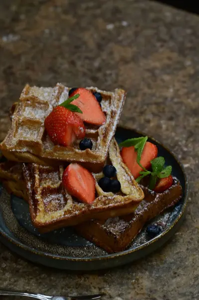 Böğürtlen ve çikolata soslu waffle..