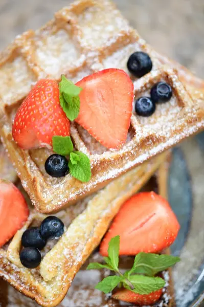 Çikolatalı waffle ve çilek.