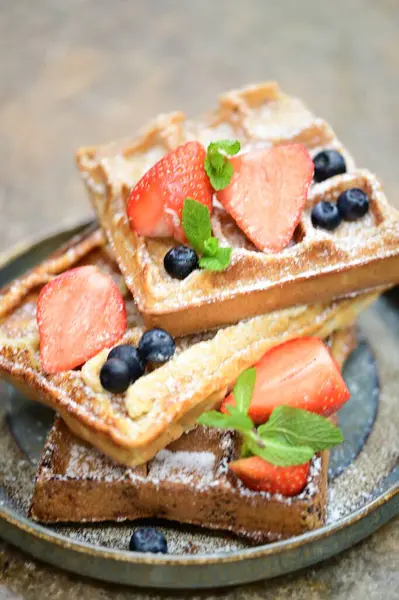 Böğürtlen ve nane yapraklı Belçika waffleları