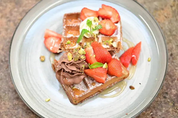 Çilekli ve naneli çikolatalı pasta.