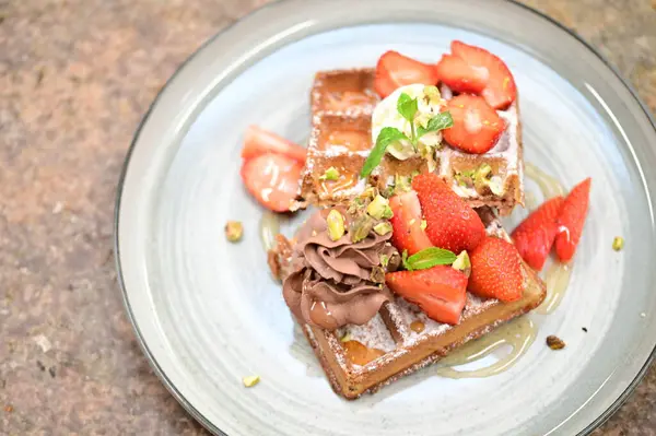 Tabakta çilekli pasta