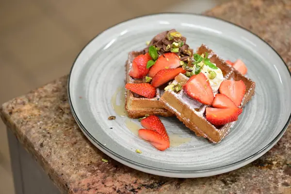 Taze çilek ve çikolatayla süslenmiş çikolatalı pasta.