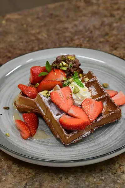 Çikolatalı krep çilek ile