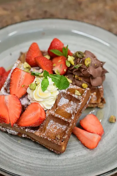 Çilek ve çikolata ile Belçika waffle