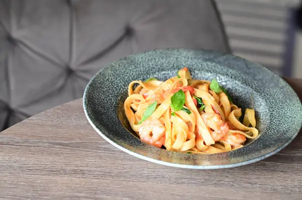 Siyah tabakta somonlu spagetti.