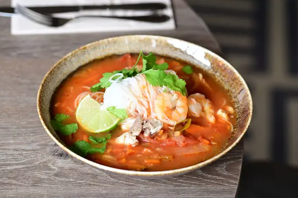 Geleneksel İspanyol yemeği, karides, pirinç ve sebzeli İspanyol mutfağı.