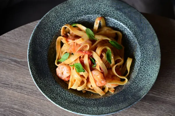 Karides ve domates soslu makarna.