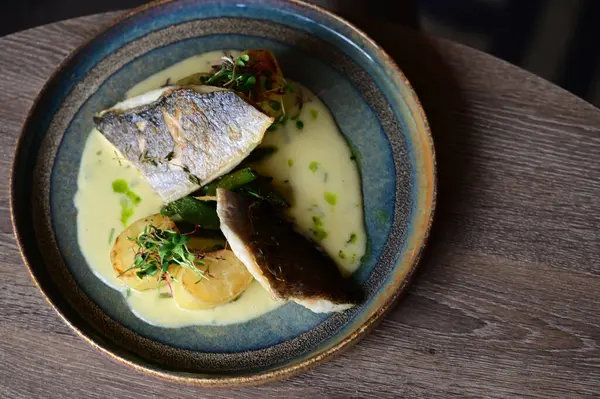 Patates ve sebzeli fırında balık