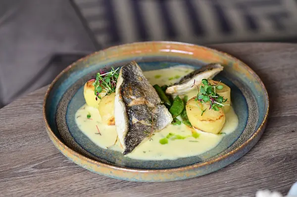 Tabakta patates ve mantarlı balık.