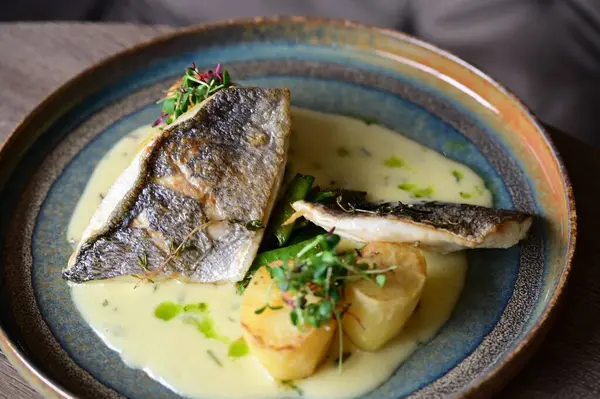 Restoranda tabakta sebzeli balık