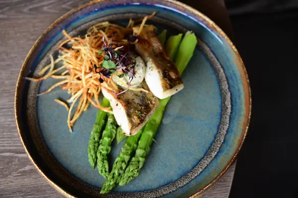 Kızarmış Balık kuşkonmaz ile