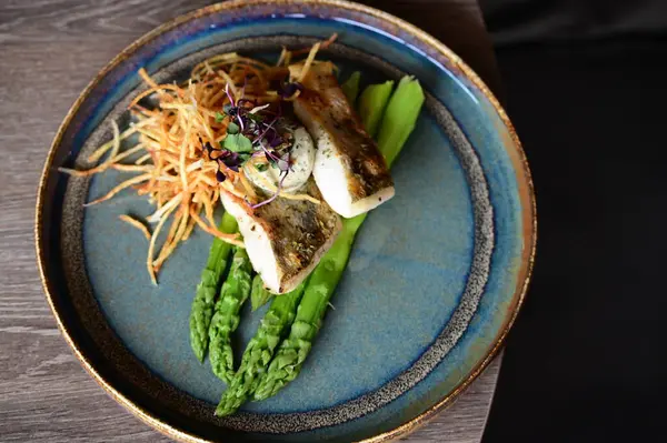 Kızarmış tavuk ve sebze.