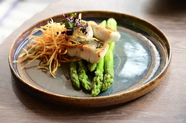 Sebzeli ve soslu ızgara somon.