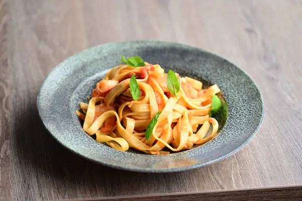 Siyah tabakta karides ve fesleğenli spagetti